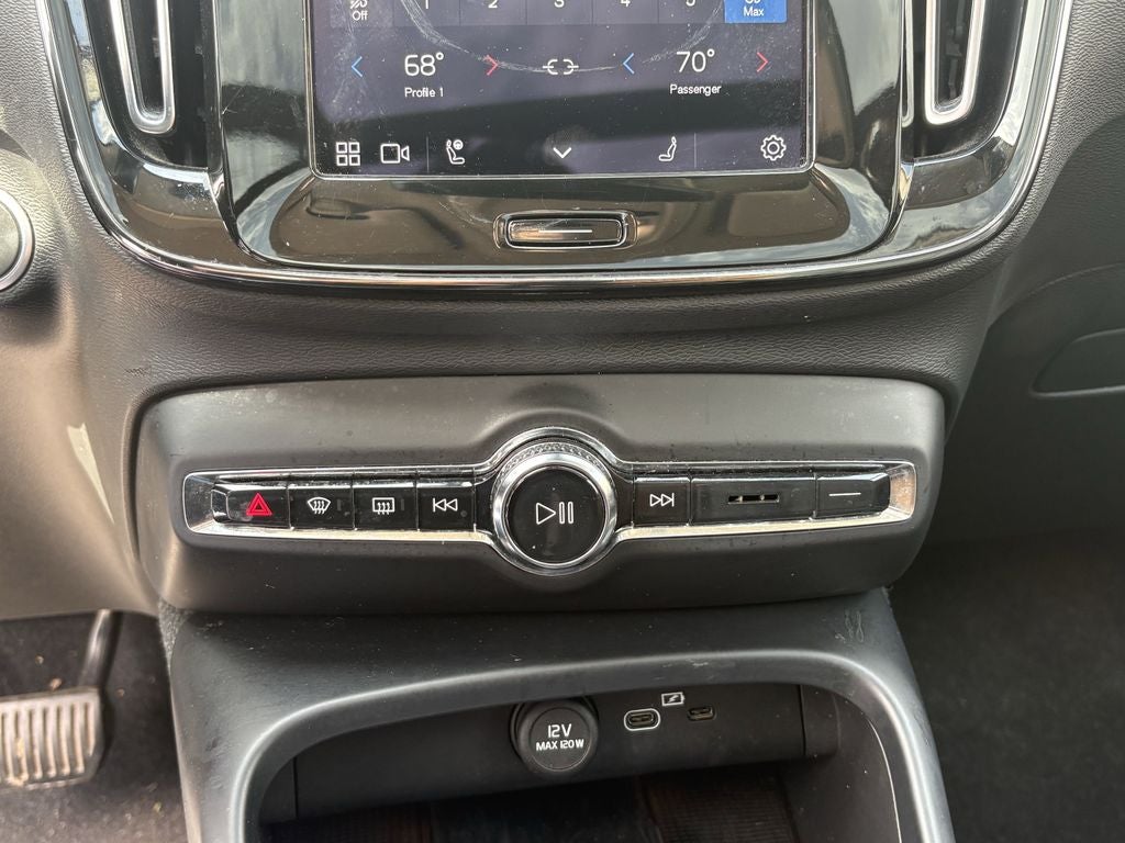 2023 Volvo XC40 B5 Plus Dark Theme