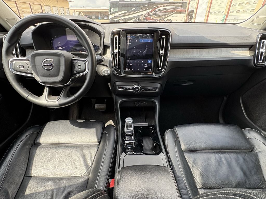 2023 Volvo XC40 B5 Plus Dark Theme