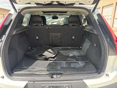 2023 Volvo XC40 B5 Plus Dark Theme