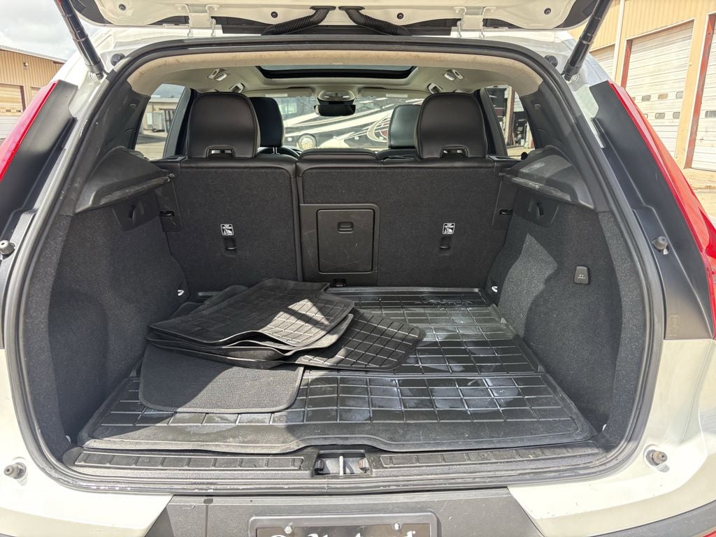 2023 Volvo XC40 B5 Plus Dark Theme