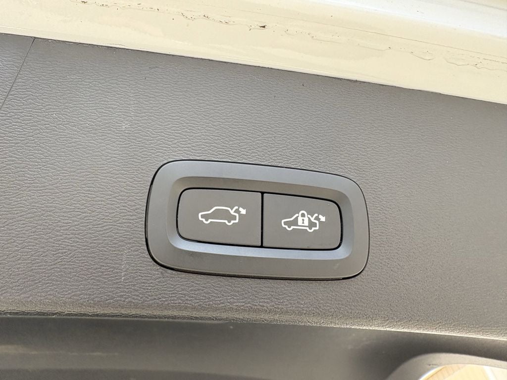 2023 Volvo XC40 B5 Plus Dark Theme