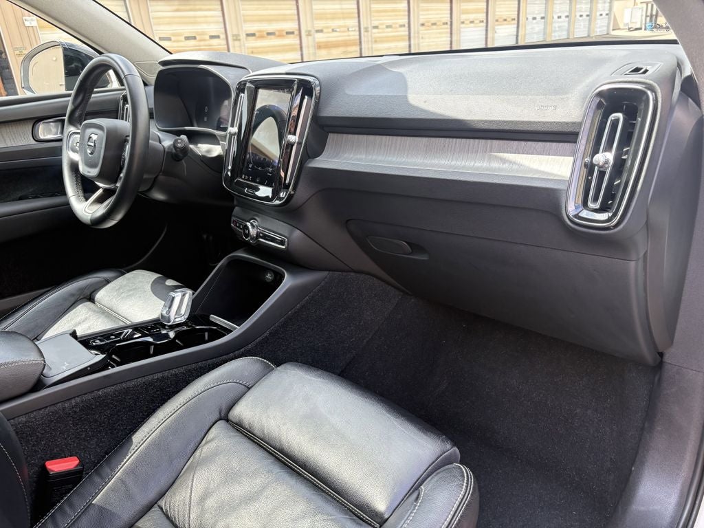 2023 Volvo XC40 B5 Plus Dark Theme