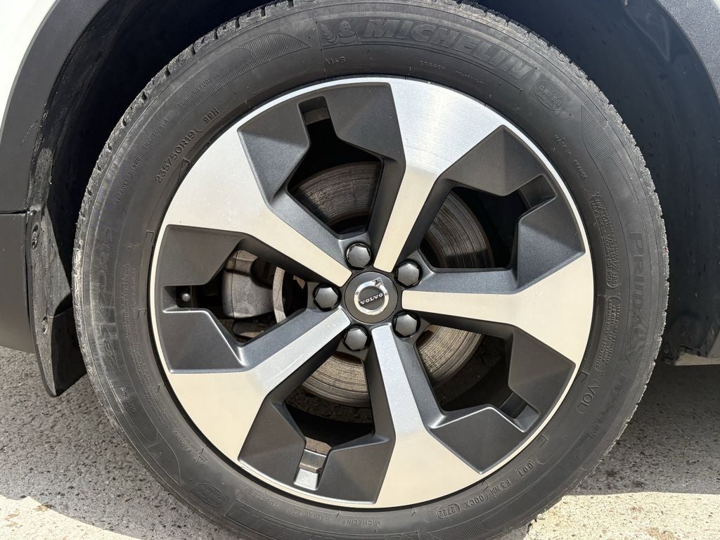 2023 Volvo XC40 B5 Plus Dark Theme