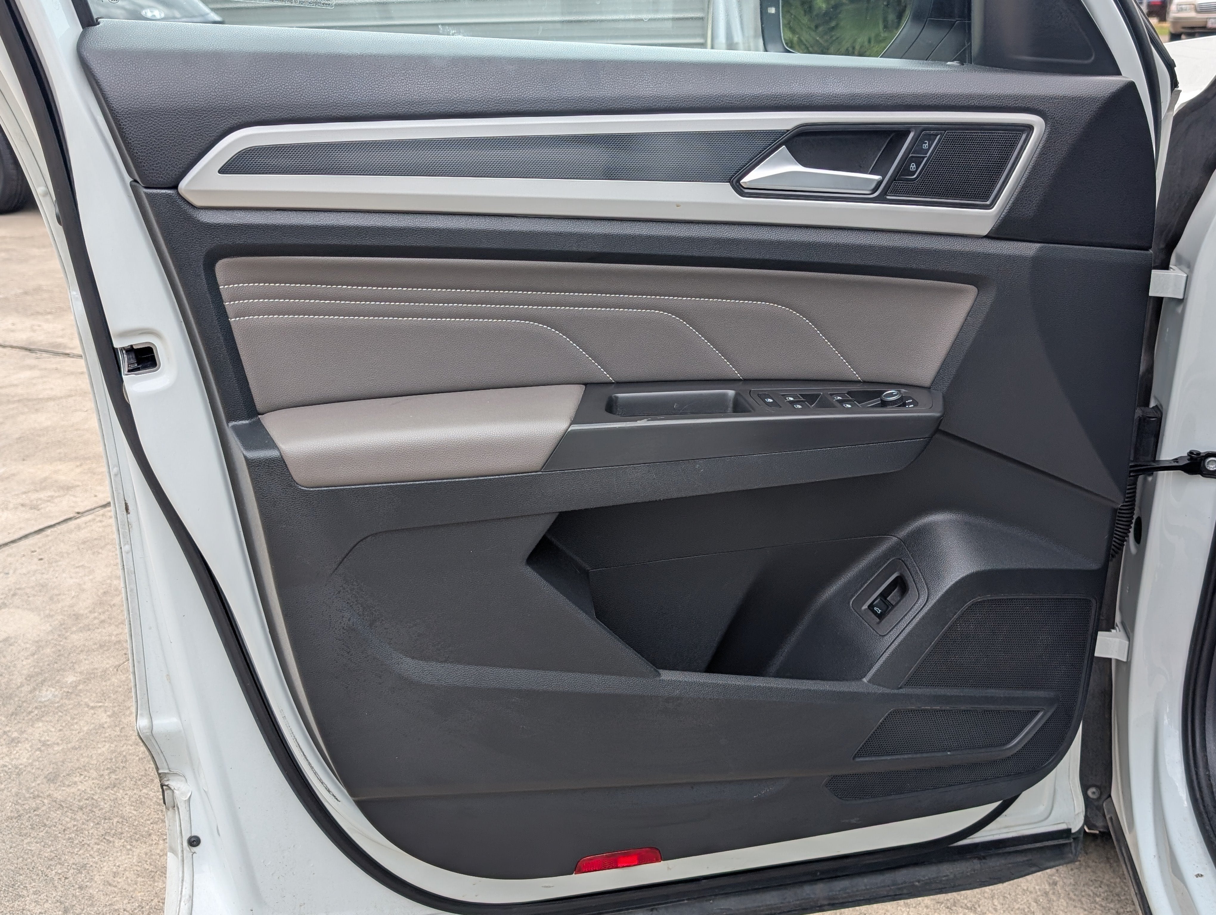 2023 Volkswagen Atlas Cross Sport 2.0T SEL R-Line Black